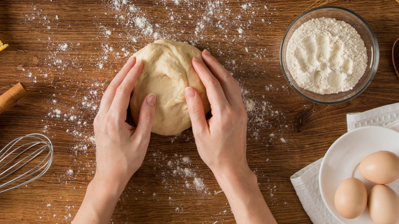 7 Cara Efektif Menguleni Adonan Roti agar Kalis Sempurna