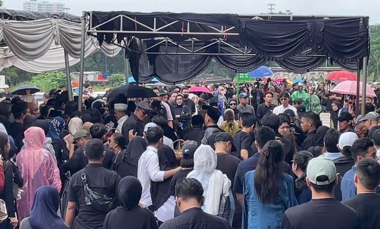 Tangis Iringi Pemakaman Vidi Aldiano di Tanah Kusir