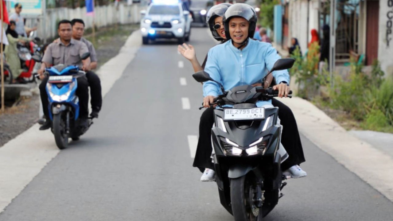 Bupati Egi dan Istri Boncengan ke Peresmian Jalan Sukamarga-Bulok