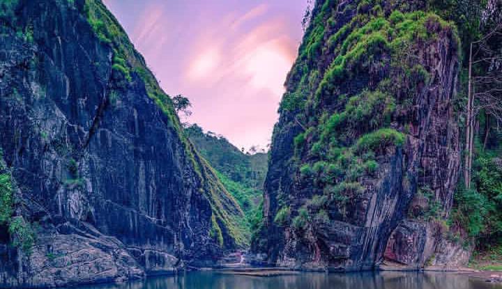 Leuwi Tonjong, Pesona Tebing dan Sungai di Garut