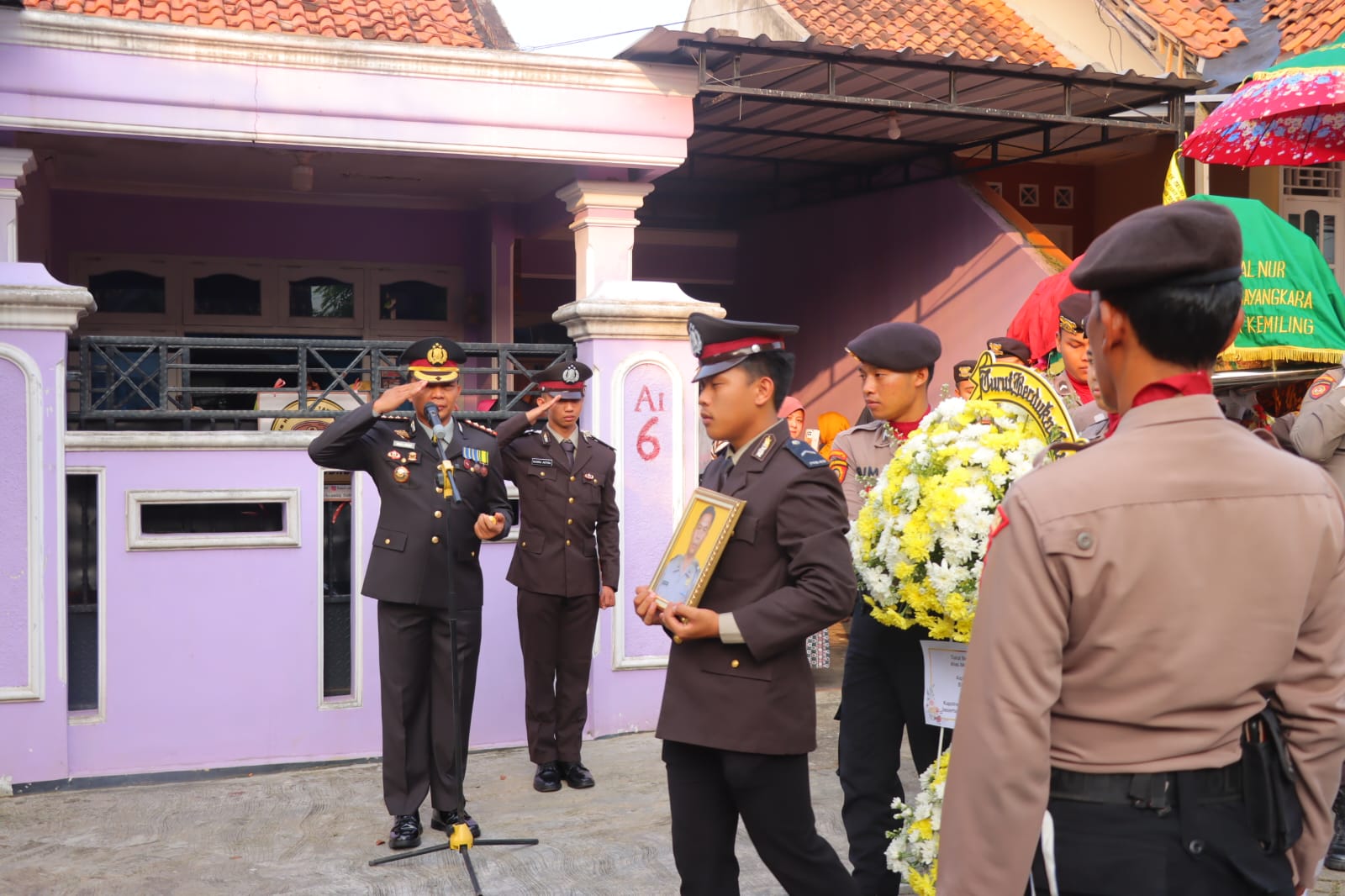 Kapolresta Bandar Lampung Pimpin Langsung Prosesi Pemakaman Almarhum Aiptu Hifzon