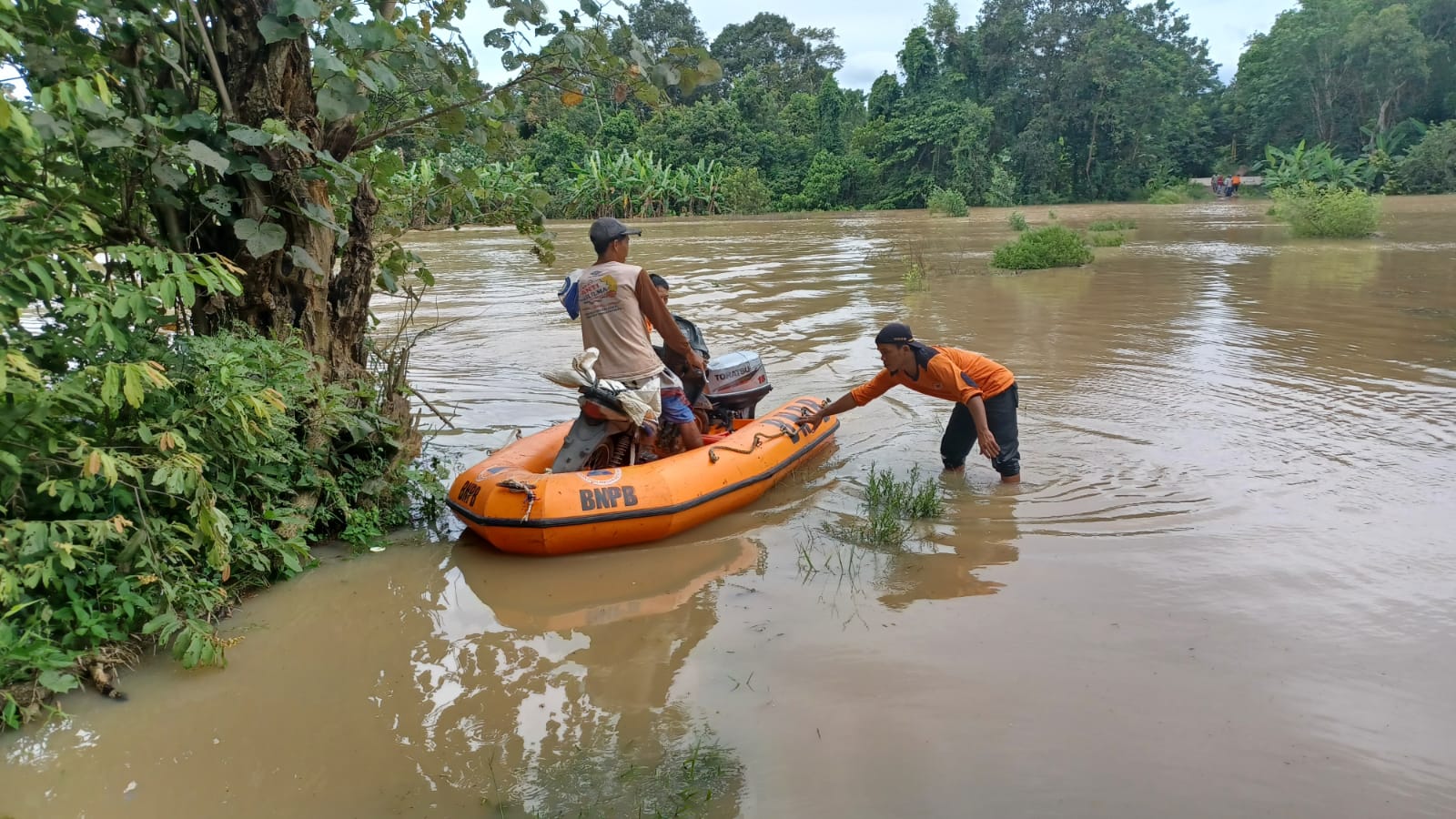 Banjir Rendam Jalan Penghubung Dua Desa di Lamtim