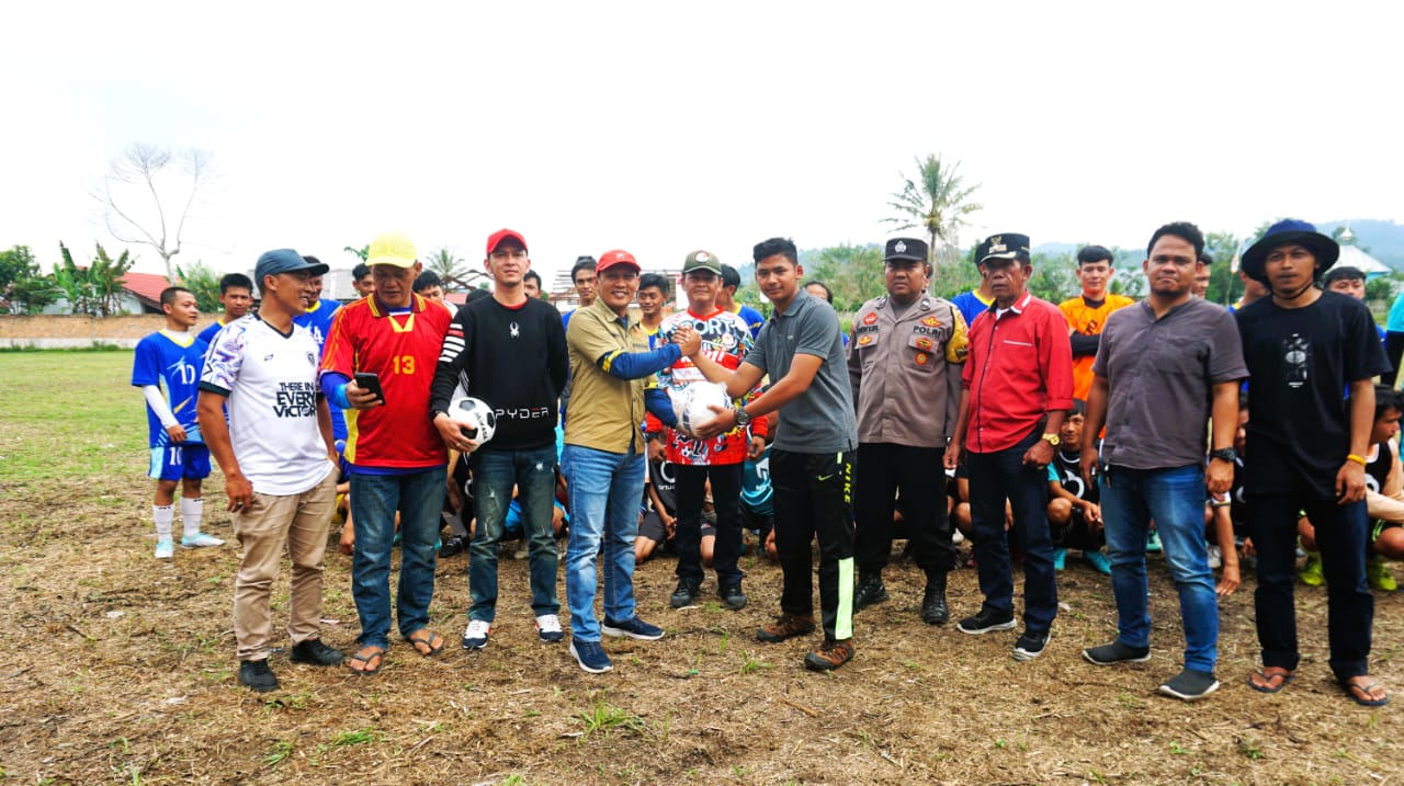 Ketua Harian KONI Lampung Barat Buka Turnamen Sepak Bola Peratin Padang Cahya Cup I 