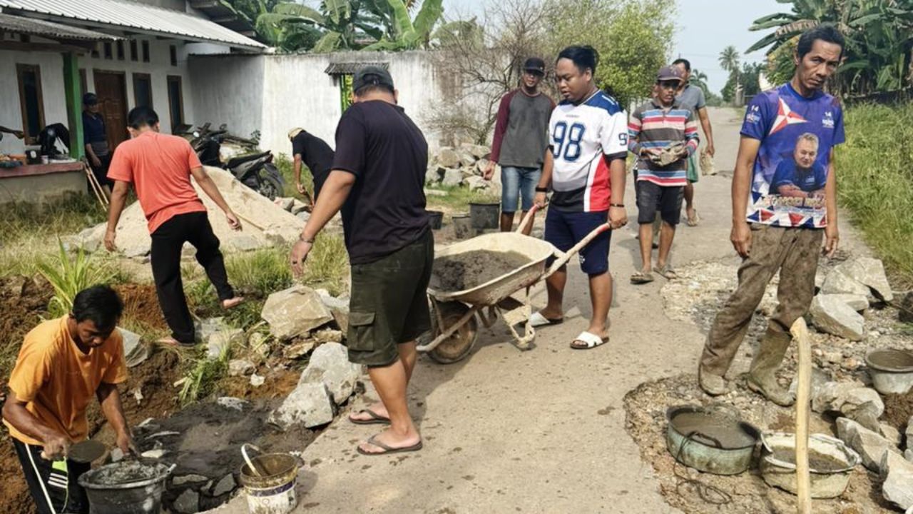 Daniel Priya Dinata Gotong Royong Perbaiki Gorong-Gorong Rusak di Abung Selatan