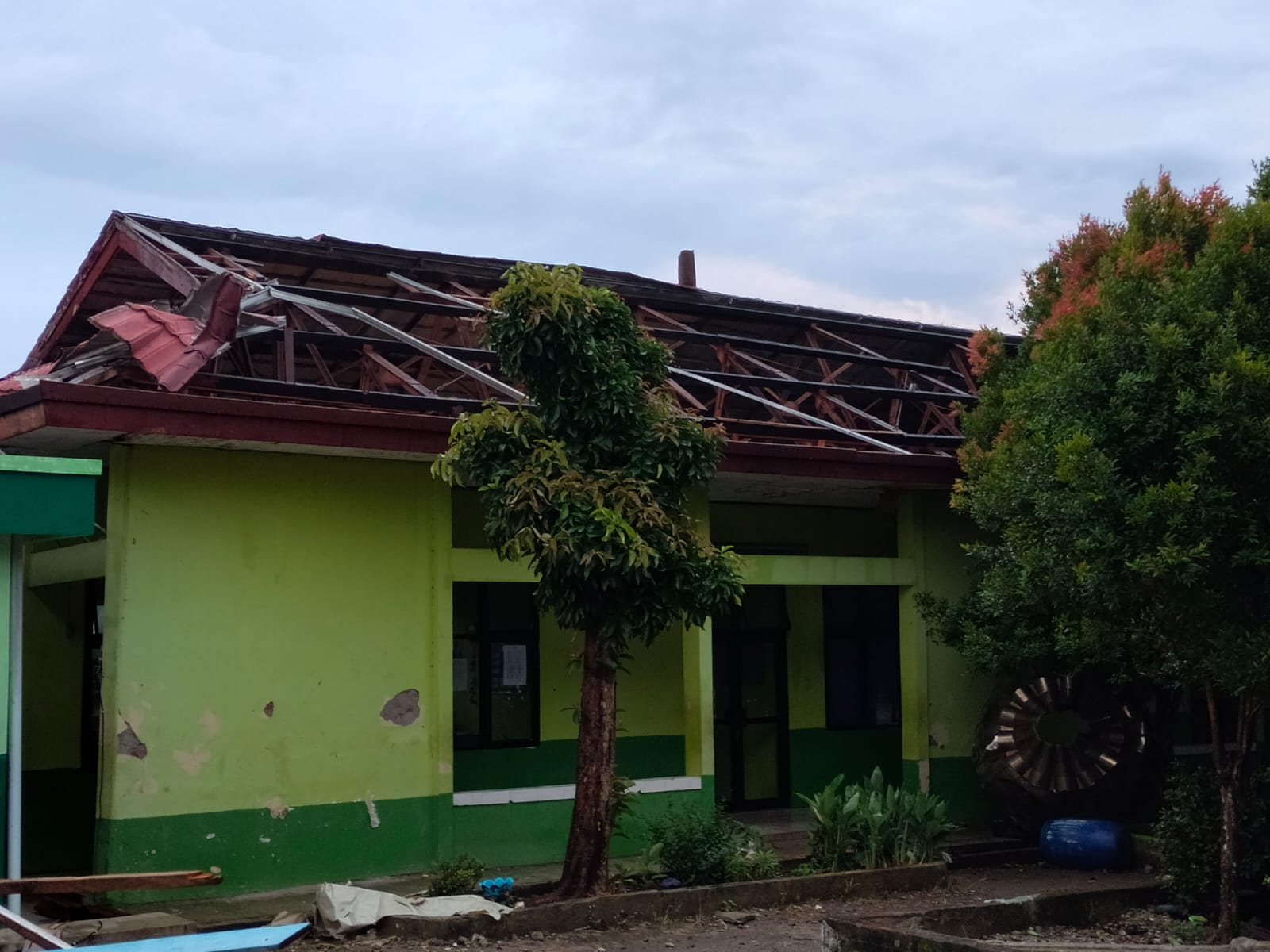 Sejumlah Atap Rumah Warga Hingga Sekolah di Pesisir Barat Terdampak Angin Kencang