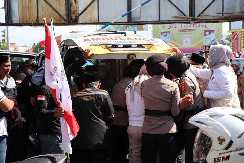 Polisi Sigap Evakuasi Peserta Aksi Bela Palestina yang Pingsan di Bandar Lampung