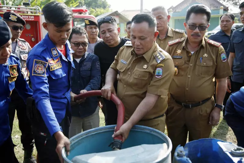 Bantu Warga, Bupati Lampung Selatan Turun Langsung Distribusikan Bantuan Air Bersih