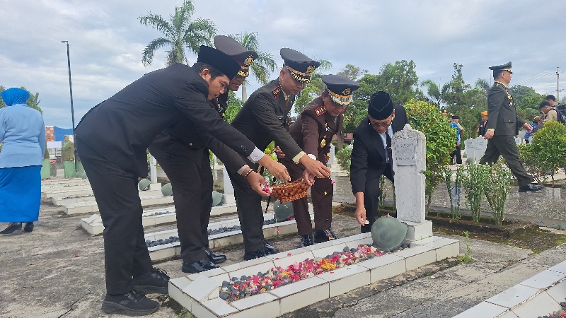 Ziarah HUT ke-80 TNI Suasana Khidmat Selimuti TMP Radin Inten Bandar Lampung