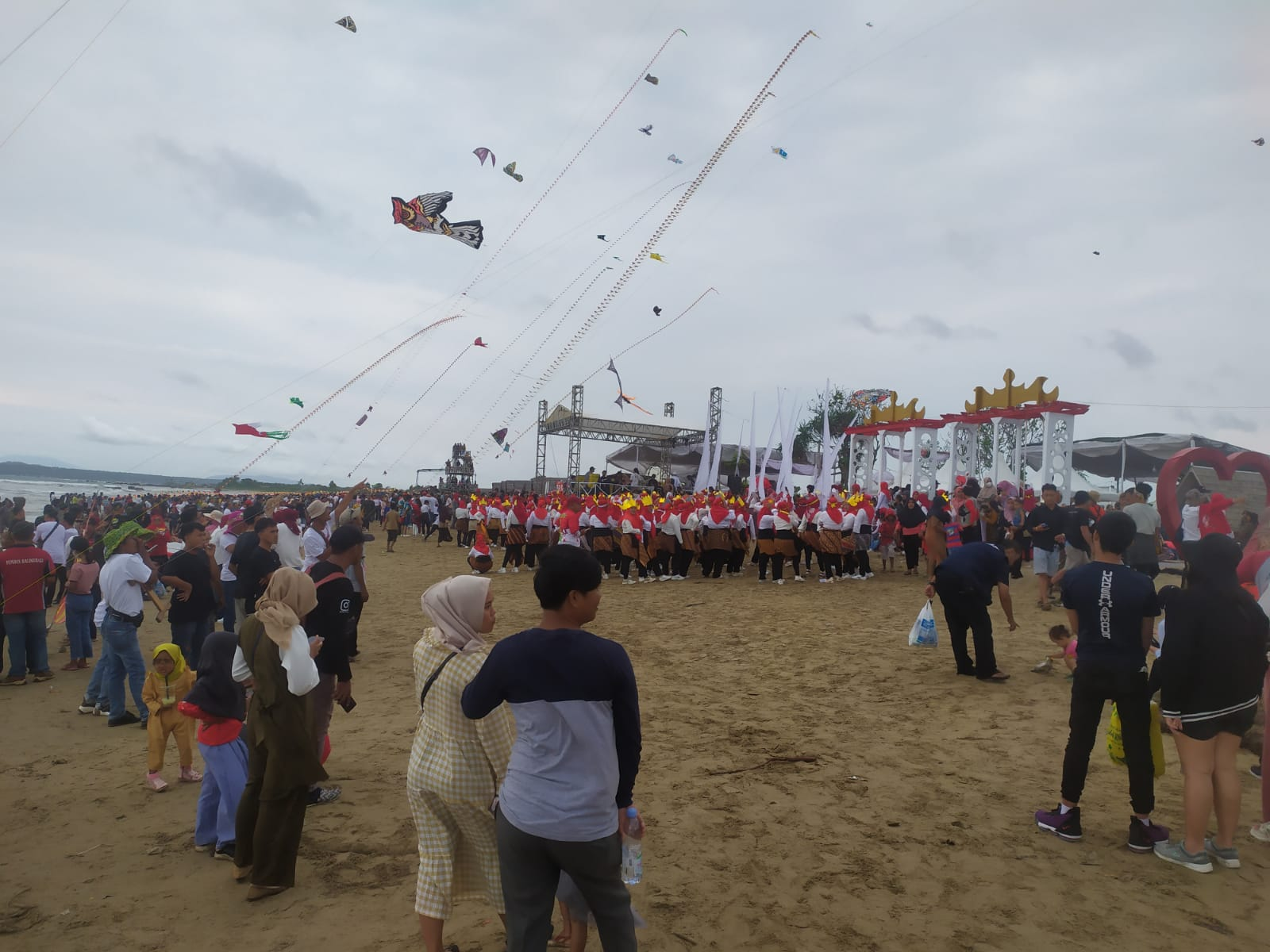 Bupati Lamsel Membuka Secara Resmi Festival Layang-Layang Tahun 2022
