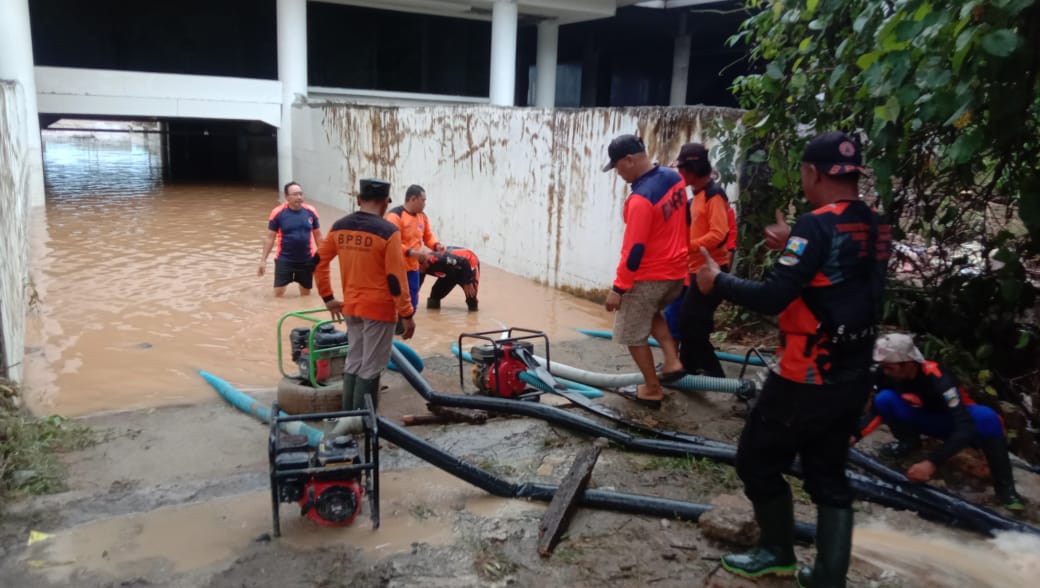 10 Jam Penyedotan, Air di Basement Pemkab Hanya Surut 30 CM, BPBD Tambah Mesin Alkon