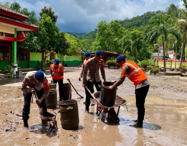 Tim SAR Brimob Polda Lampung Bantu Bersihkan Rumah dan Sekolah Terdampak Banjir