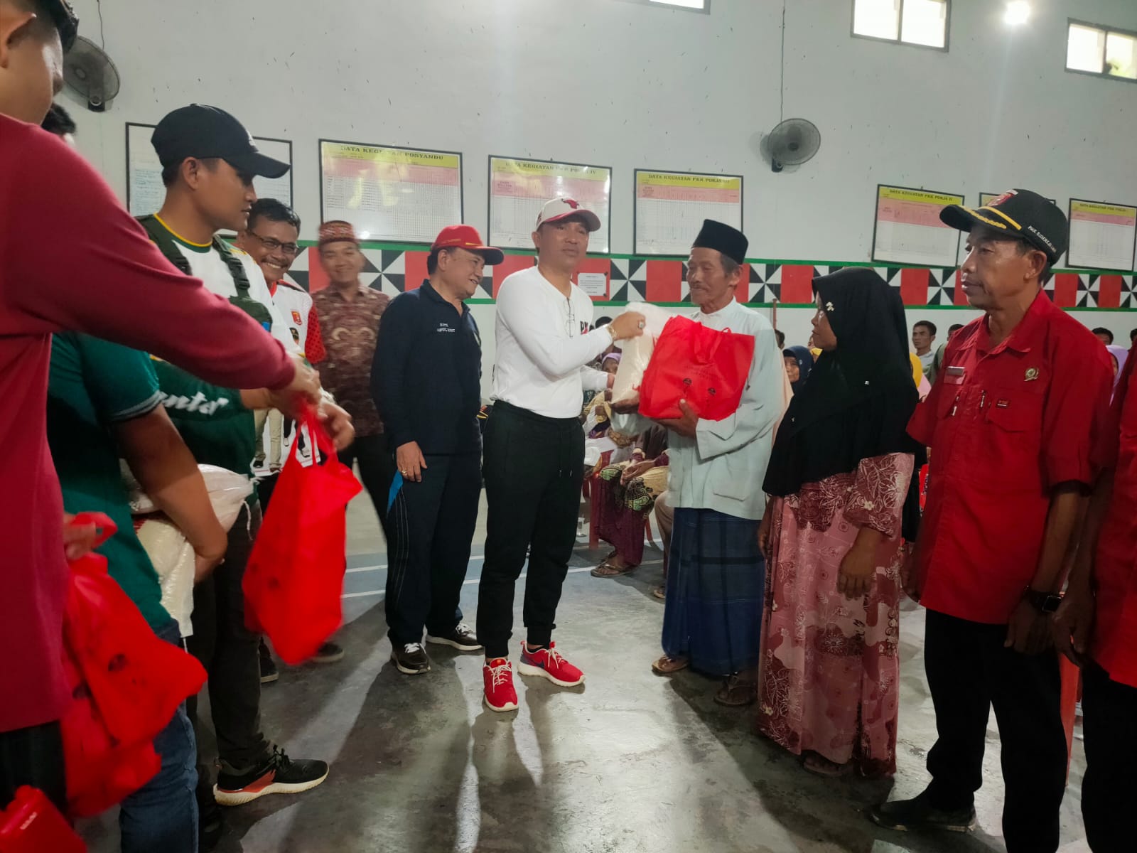 Parosil – Mad Hasnurin Bagikan 800 Paket Sembako di Suoh dan BNS 
