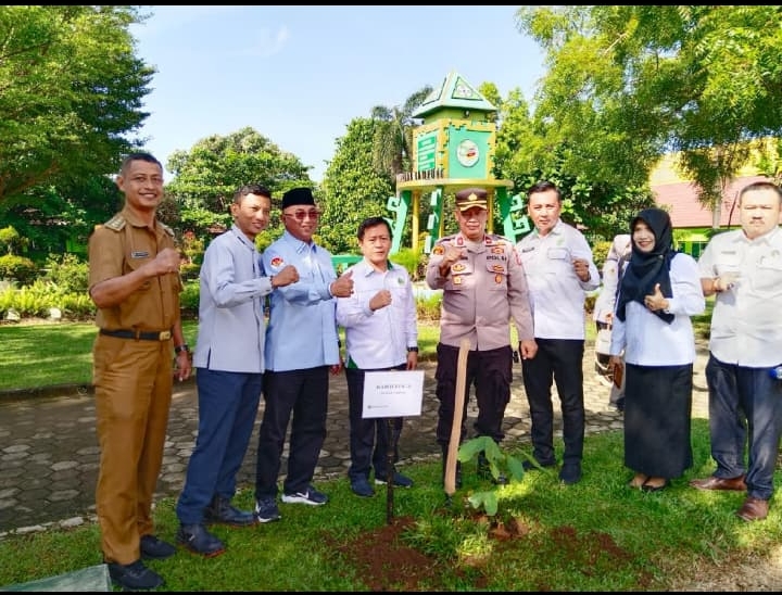 Peringati Hari Bumi 2025, MAN 1 Bandar Lampung Tanam 10.250 Matoa