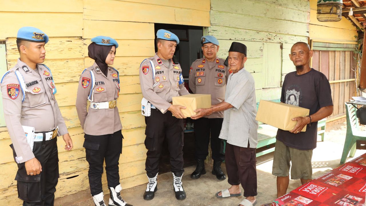 Sambut HUT Propam Polri ke-23, Propam Polres Lampung Utara Bagikan 15 Paket Bansos