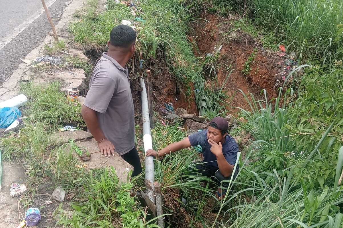 Jaringan Pipa Air Bersih PDAM di Sekincau  Jebol, Petugas Langsung Bertindak 