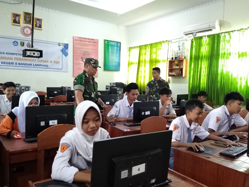 Babinsa Koramil 410-02/TBS Lakukan Pemantauan RIKPSI CAT Online di SMK Negeri 8 Bandar Lampung
