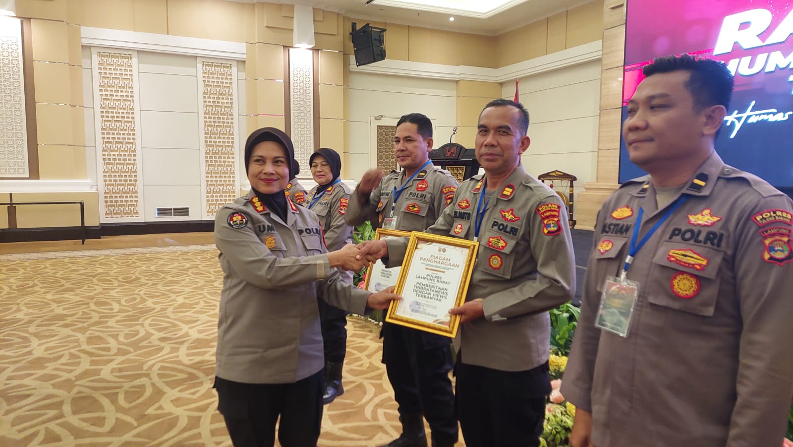 Raih Views Terbanyak, Humas Polres Lampung Barat Terima Reward Polda Lampung