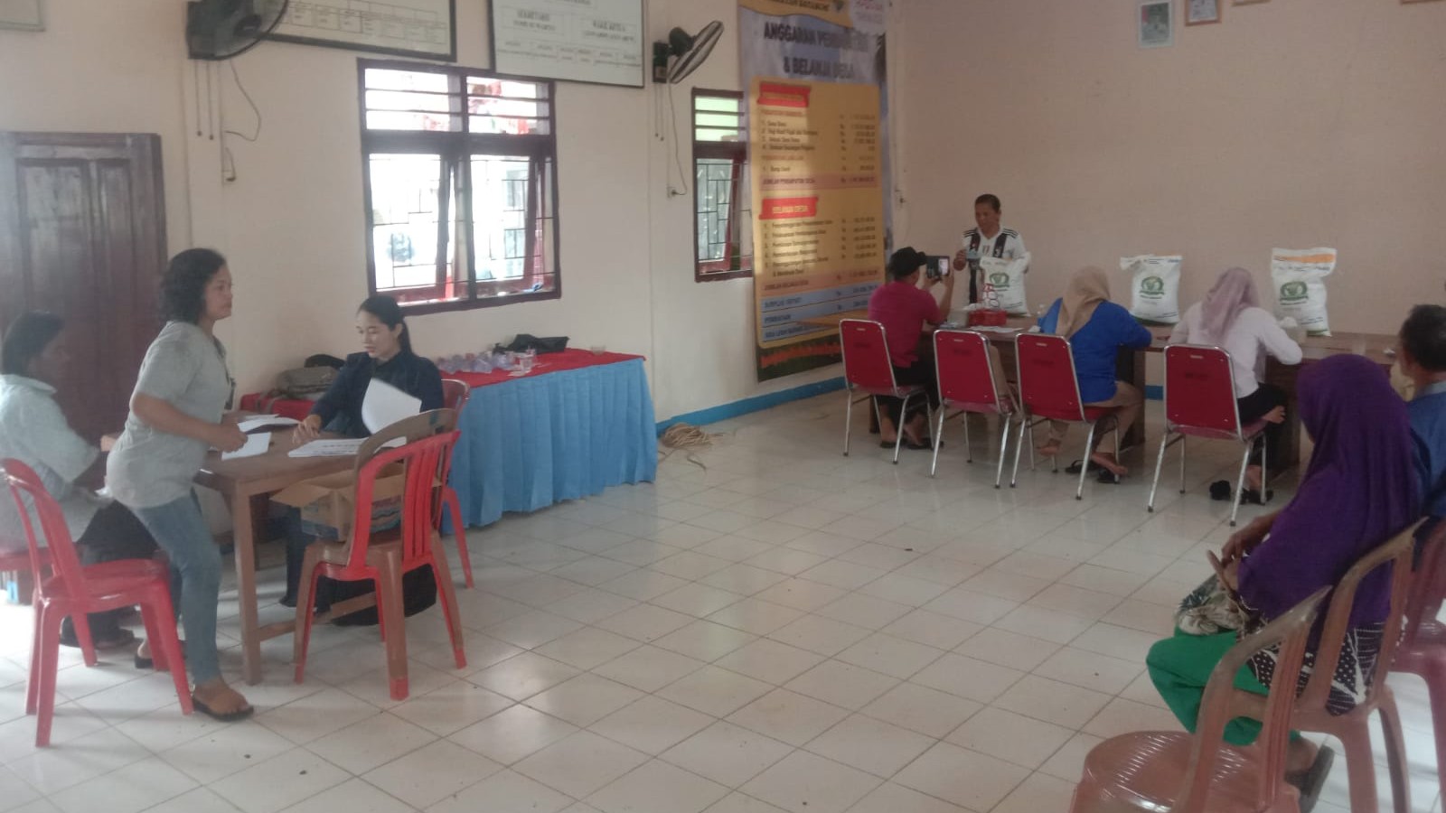 Desa Sumber Arum Salurkan Bantuan Pangan untuk 332 KPM