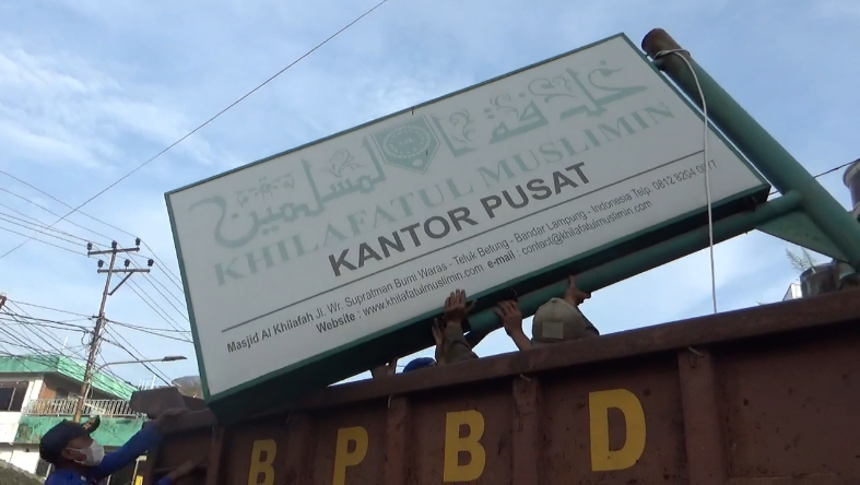 Plang Kantor Pusat Khilafatul Muslimin Dibongkar