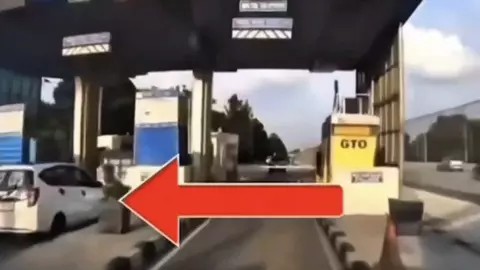 Viral! Aksi Toyota Calya Terobos Dua Gerbang Tol di Depok, Polisi Turun Tangan