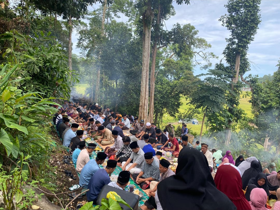 Hari Kedua Lebaran Masyarakat Pesisir Barat Gelar Ngejalang Kubur