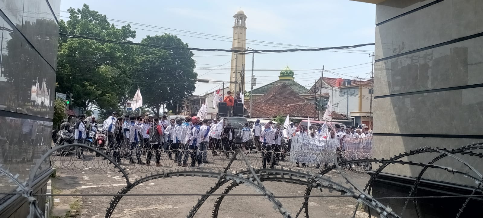 Massa FSPMI Gelar Aksi Tolak Kenaikan BBM dan UU Cipta Kerja di DPRD Lampung 