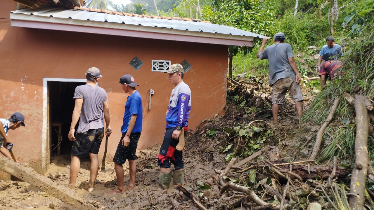 Warga Gotong Royong Bersihkan Rumah Terdampak Longsor