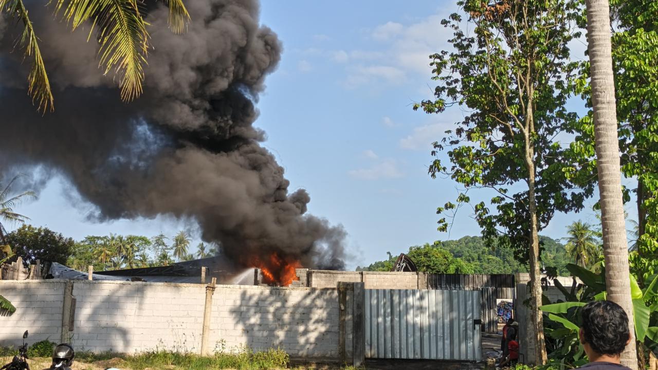 Gudang Solar di Teluk Pandan Terbakar Hebat Saat Salat Jumat
