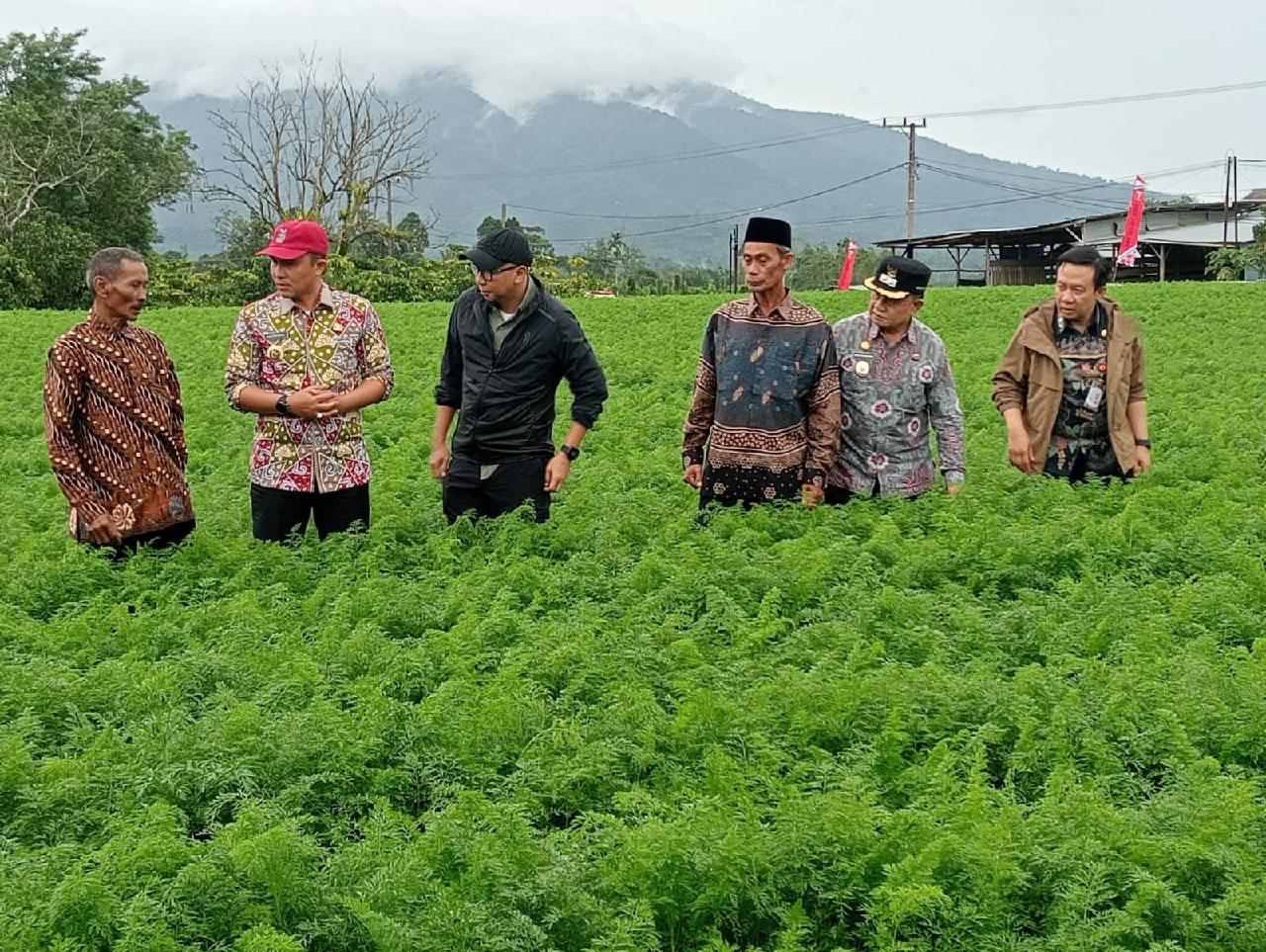 Dampingi Gubernur Temui Warga, Parosil Suarakan Keluhan Petani Lampung Barat