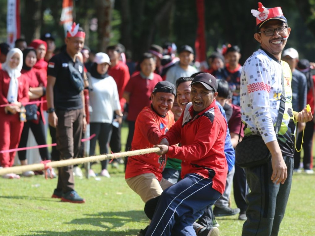 Olahraga Tradisional Mulai Terompah Kayu Hingga 'Ngalihko Sinjang' Dilombakan Pemkab Lampung Barat