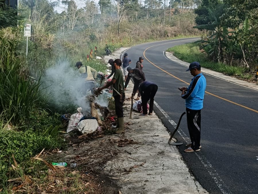 Atasi Sampah di Tegajul, Aparat Pekon Padang Tambak Gotong Royong 