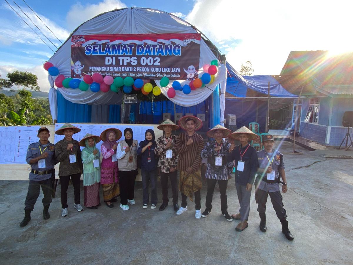 Beragam Pakaian dan Dekorasi Unik TPS Hiasi Semaraknya Pemilu di Kecamatan Batu Ketulis
