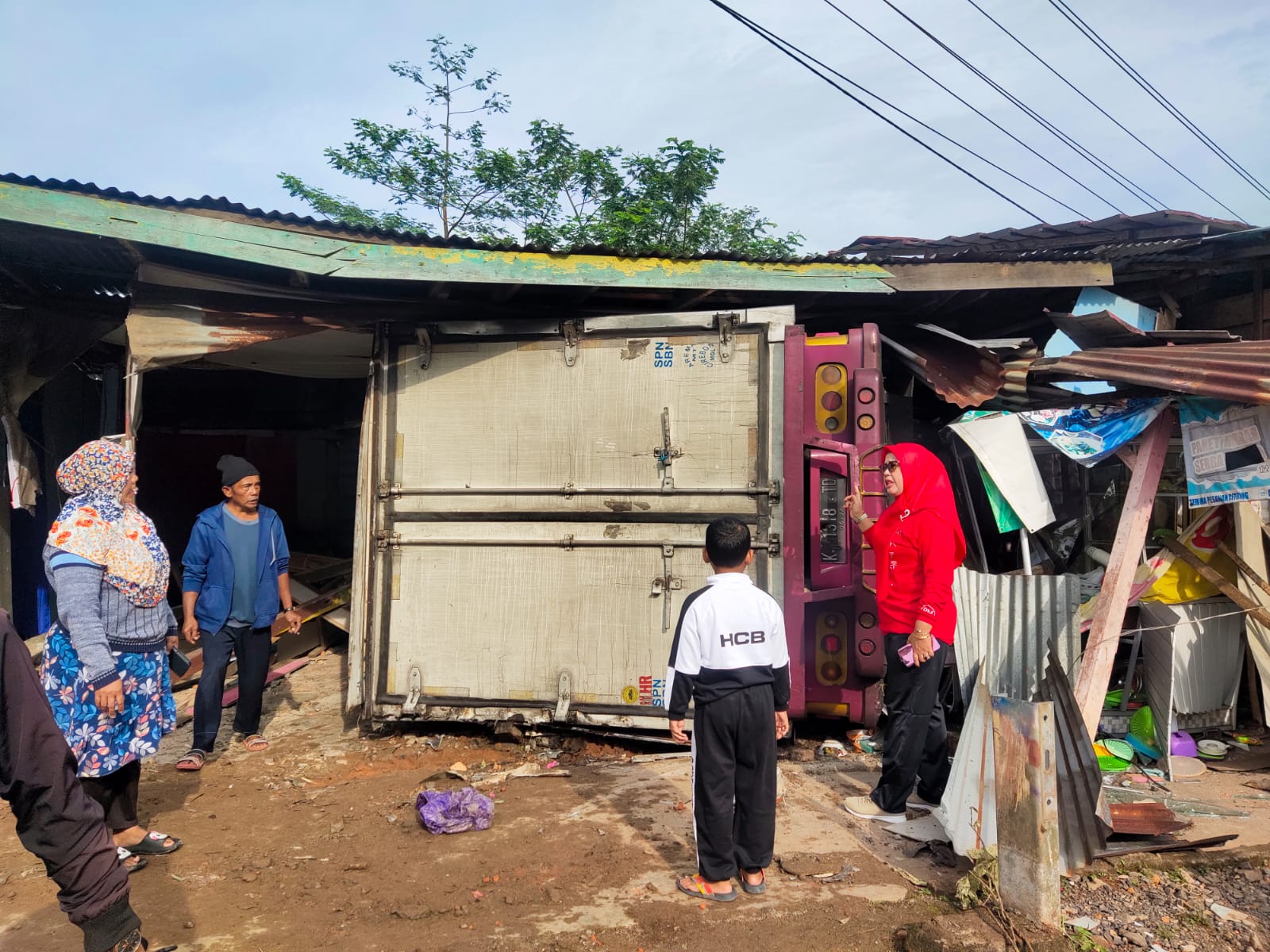 Rem Blong, Mobil Box Colt Diesel Tabrak Rumah Warga