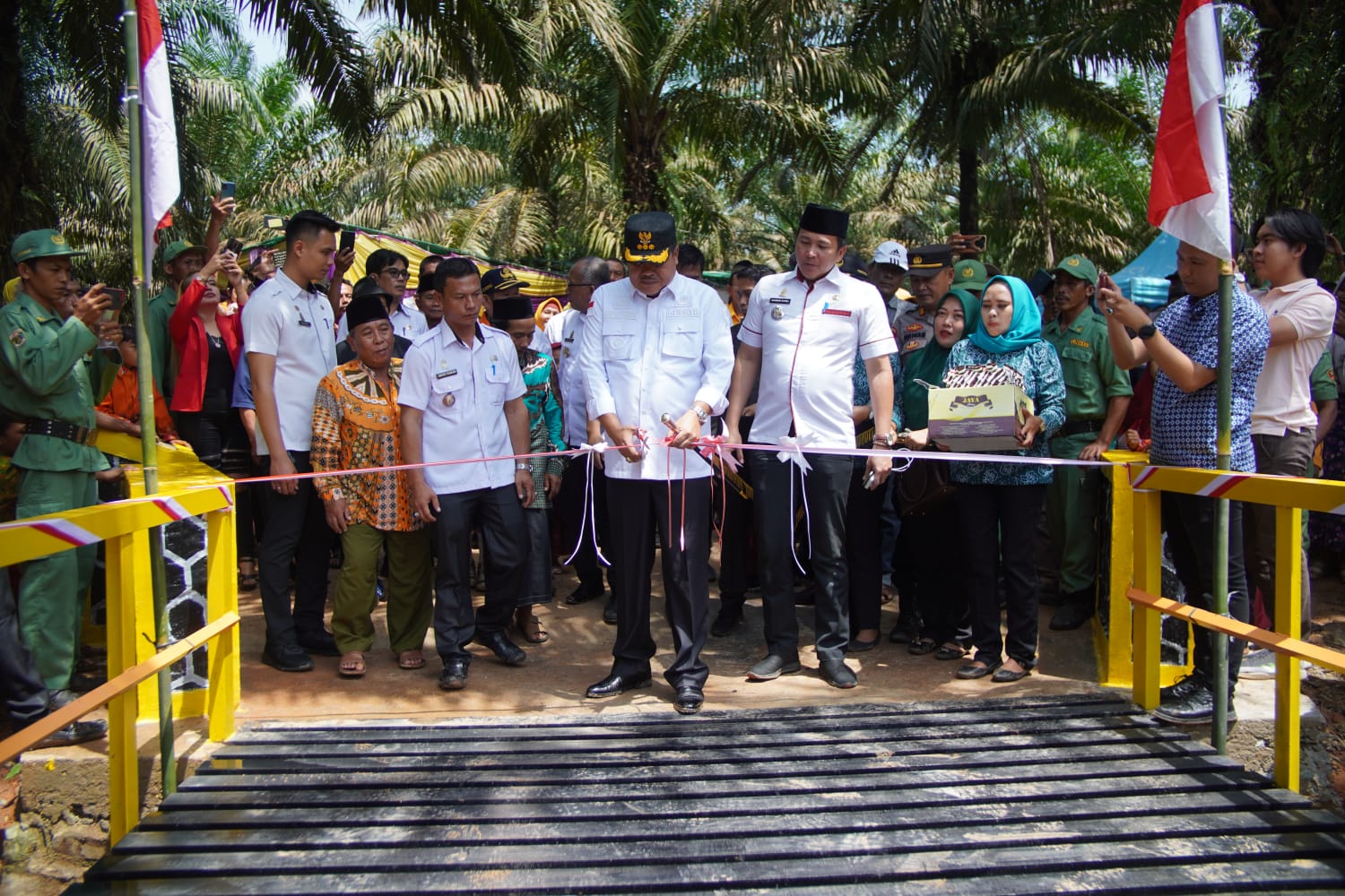 Musa Ahmad Resmikan Jembatan Penghubung Kampung Sri Agung 2 - Bumi Sari