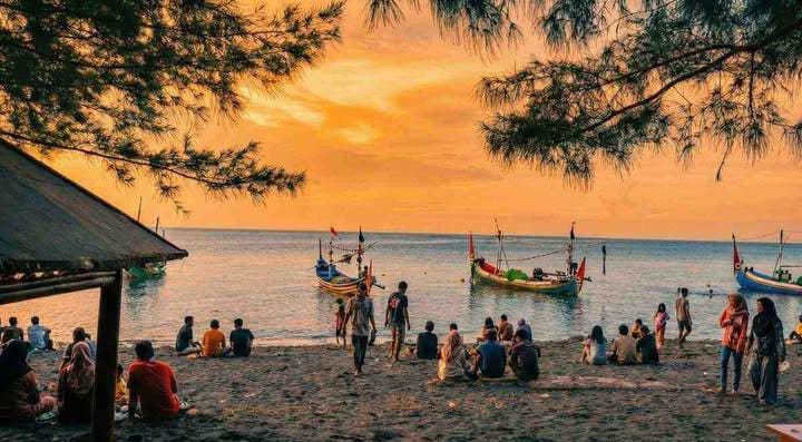 Ngabuburit Asyik di Pantai Greenthing Probolinggo, Sunset Indah dan Sarat Sejarah