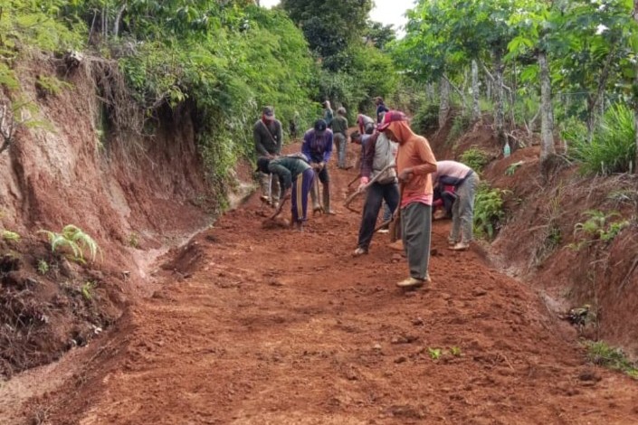 Gotong Royong Warga Sidodadi Rawat Jalan Tanah Merah demi Kelancaran Akses