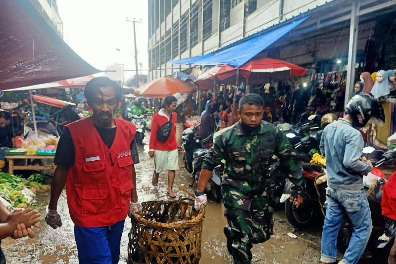 Kodim 0410 Gelar Karya Bhakti Bersihkan Pasar Tugu Bandar Lampung
