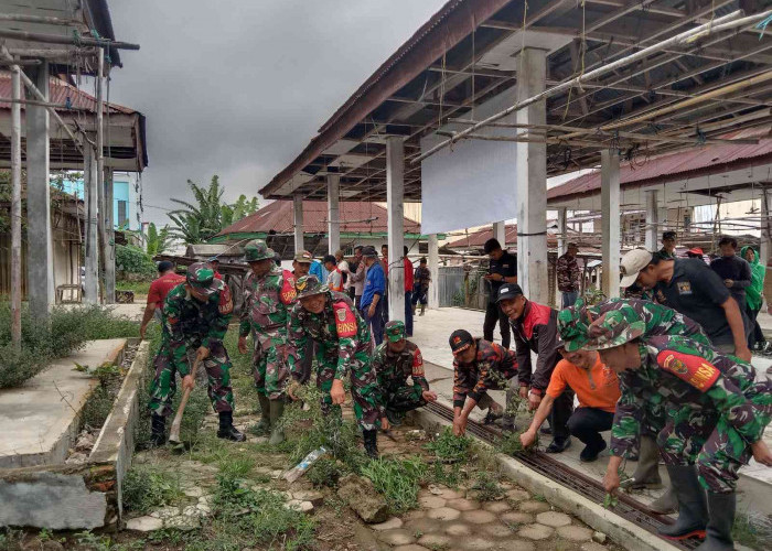 Pupuk Sinergitas, Dandim 0422 Pimpin Karya Bhakti TNI di Pasar Senin Pajar Bulan 