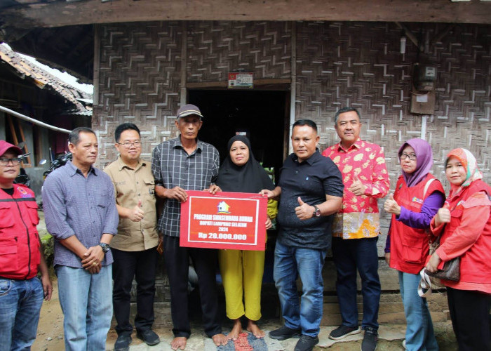 Bupati Nanang Ermanto Serahkan Bantuan 7 Unit Bedah Rumah di Kalianda, Berikut Daftar Penerimanya