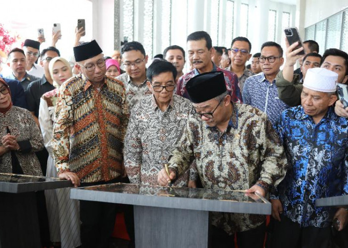 Gubernur Mirza Dampingi Mendikdasmen Abdul Mu'ti Resmikan Eibos dan Masjid Ummi di Natar