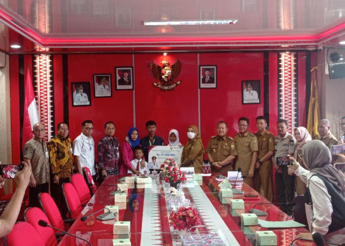 Wali Kota Bandar Lampung Serahkan Santunan BPJS untuk Keluarga Korban Kecelakaan Kerja