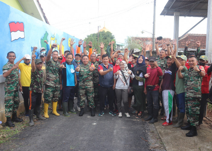 Bersinergi Bersama Masyarakat, Koramil Kedaton Lakukan Kegiatan Bersih-bersih di Kampung Pancasila 