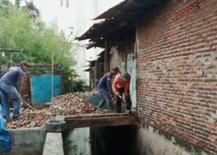 Pemkot Bandar Lampung Tertibkan Bangunan Liar di Atas Drainase Demi Atasi Banjir