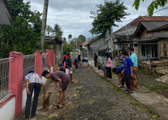 Karang Taruna Sumberalam Gelar Gotong Royong Lingkungan Warga