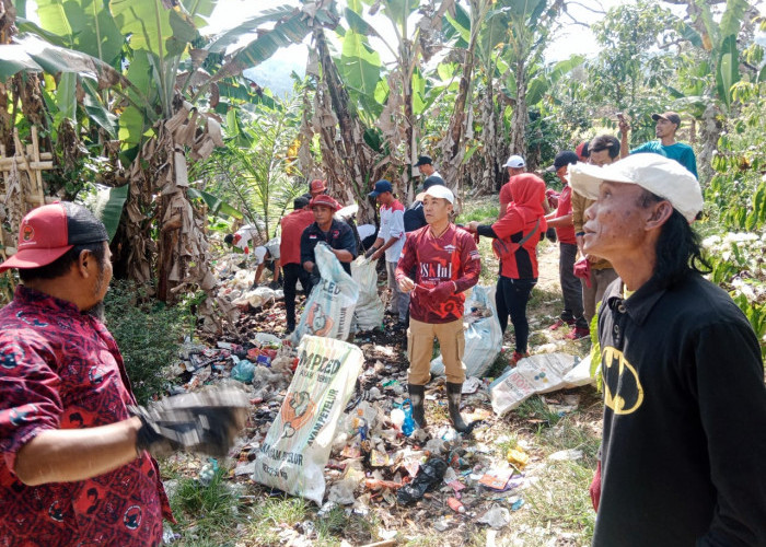 Peringati HKAN 2024, DPC PDIP Lampung Barat Gelar Operasi Bersih Sampah di Bantaran Sungai