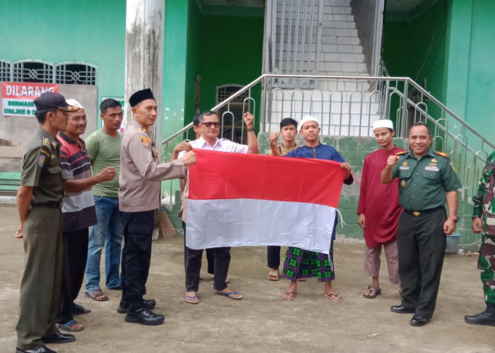 Kunjungi Pondok Eks Khilafatul Muslimin, Kapolsek Jati Agung dan Danramil Bagikan Bendera Merah Putih 