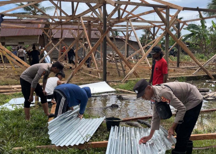 Polisi Bersama Warga Bangun Mushola di Wilayah Terpencil Pesisir Barat