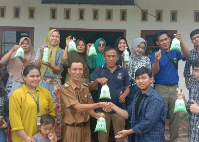 Ibu-Ibu di Tanjung Raya Belajar Buat Sabun Cair