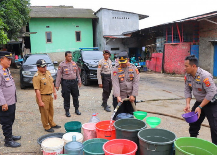 Polresta Bandar Lampung Beri Bantuan Air Bersih untuk Warga Terdampak Banjir