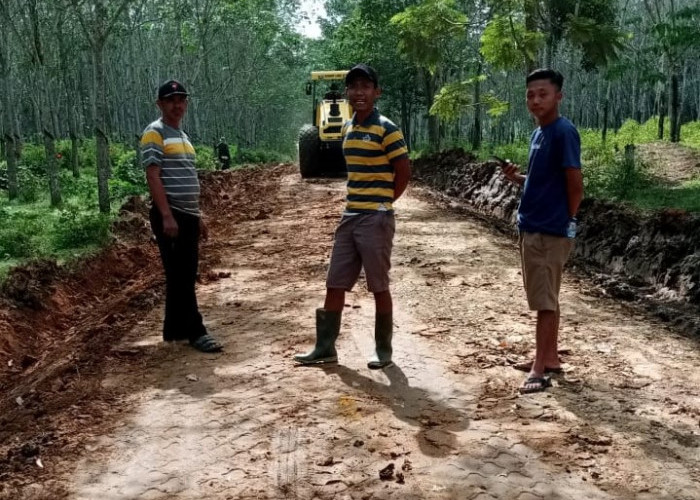 Warga Kampung Sumber Rejeki Gotong Royong Perbaiki Jalan Rusak